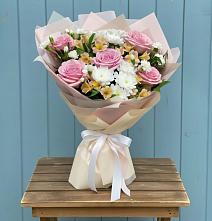 Букет цветов из:  Гвоздики, Орхидеи и Розы в Крестцах