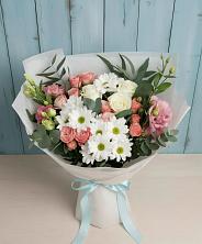 Букет нежный в Крестцах Букет цветов из:  Розы, Лизиантусы и Хризантемы в Крестцах