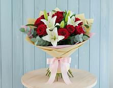 Букет цветов из:  Лилии и Розы в Крестцах