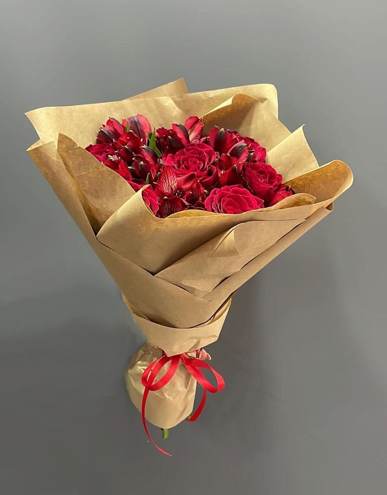 Букет цветов из: Альстромерии и Розы в Крестцах