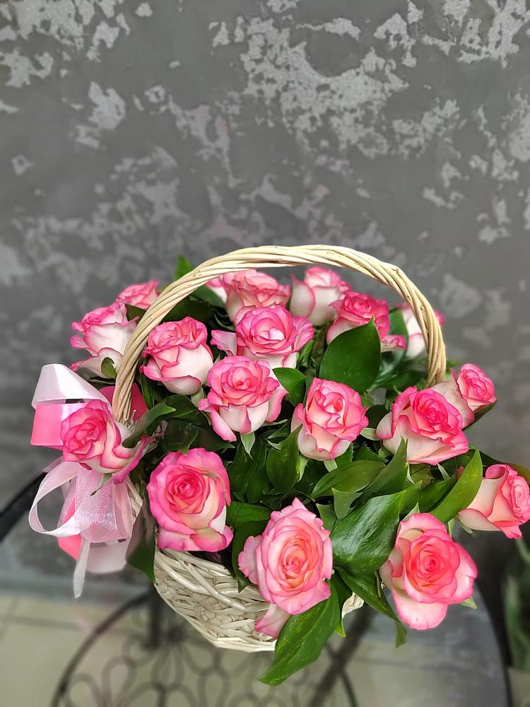 Цветочная композиция из Розы в корзине в Крестцах