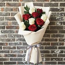 Букет красно-белые розы в Крестцах Букет цветов из:  Розы в Крестцах