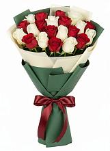 Букет Микс из красных и белых роз в Крестцах