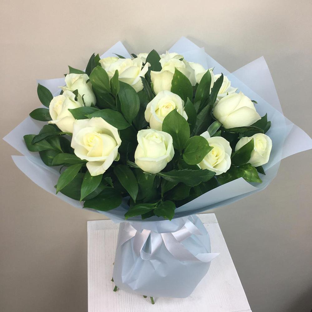 Букет 15 Белых роз Проуд в Крестцах