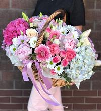 Композиция солнечный день в Крестцах Цветочная композиция из Розы, Хризантемы, Пионы и Лизиантусы в корзине в Крестцах