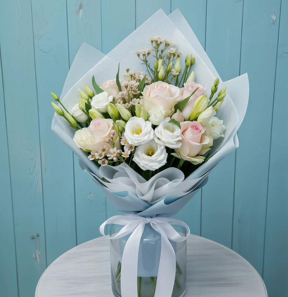 Букет цветов из: Розы и Лизиантусы в Крестцах