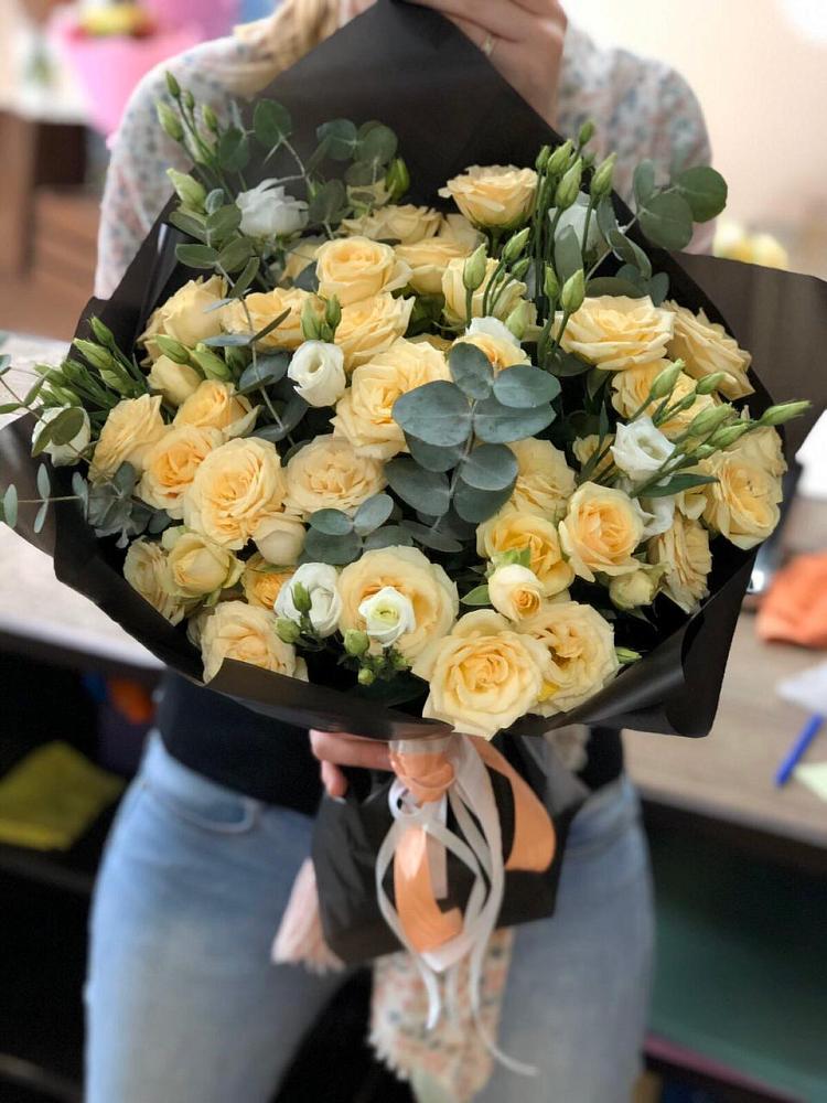 Букет цветов из: Розы и Лизиантусы в Крестцах