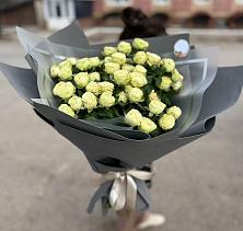 Букет Белые кустовые розы Солинеро в Крестцах