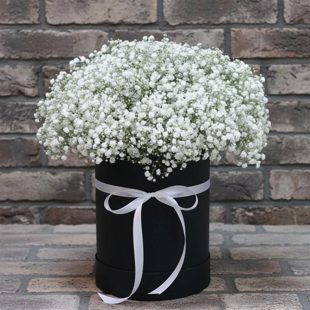 Цветочная композиция из Гипсофила в шляпной коробке в Крестцах