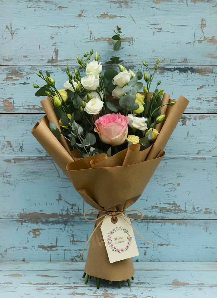 Букет цветов из: Розы и Лизиантусы в Крестцах