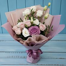 Букет Легкое дыхание в Крестцах Букет цветов из:  Розы и Лизиантусы в Крестцах
