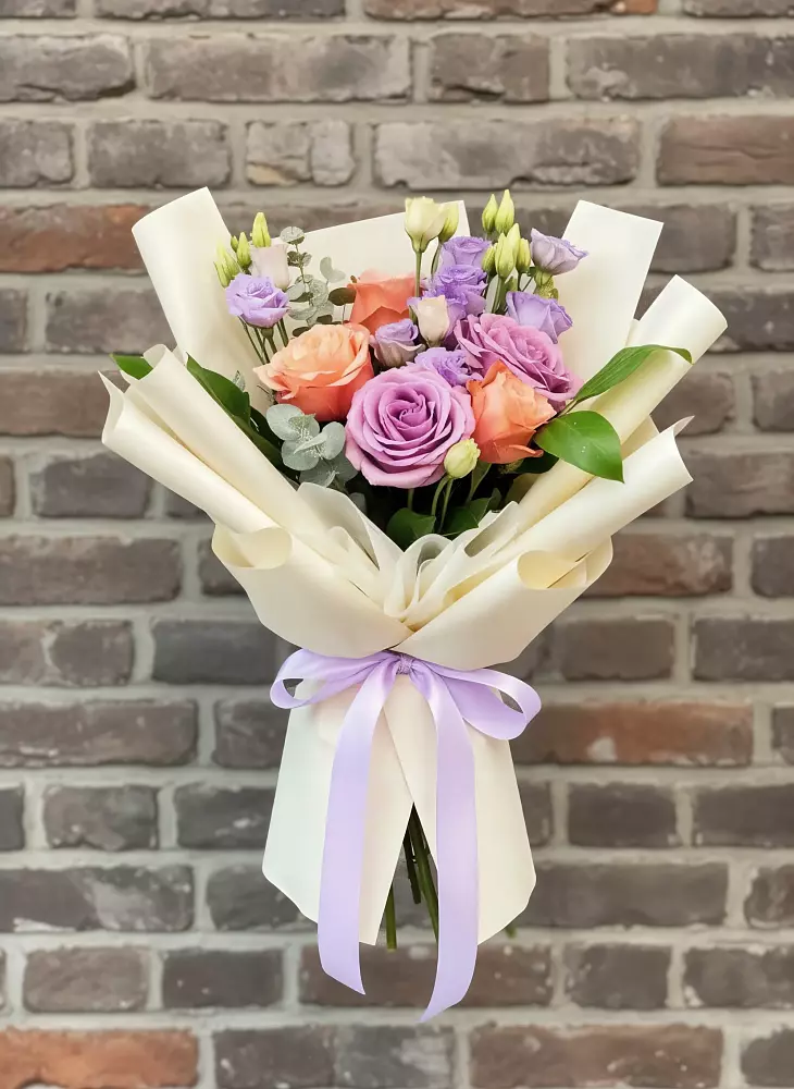 Букет цветов из: Лизиантусы и Розы в Крестцах