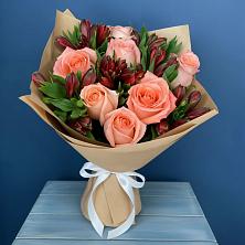 Букет Сплетённые любовью в Крестцах Букет цветов из:  Розы и Альстромерии в Крестцах