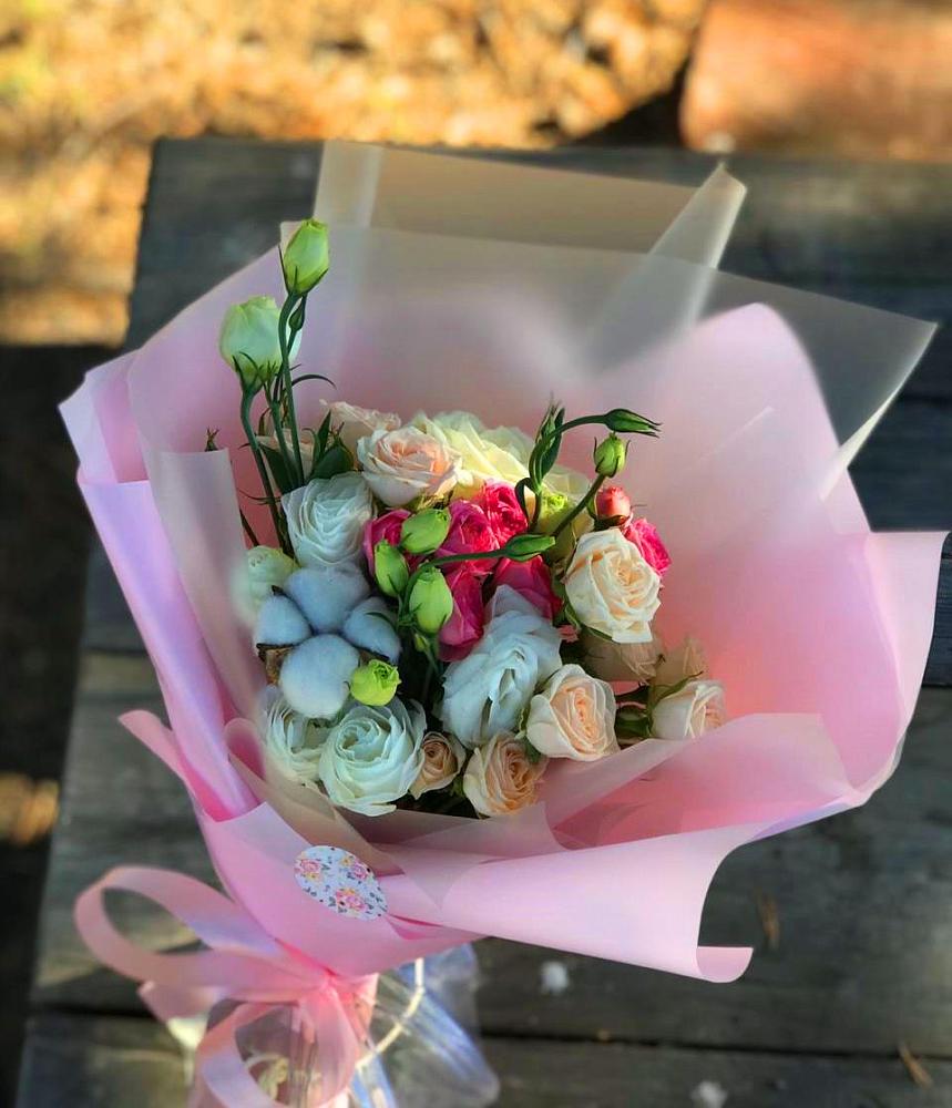 Букет цветов из: Розы и Лизиантусы в Крестцах