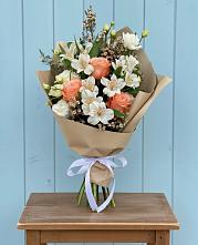 Букет цветов из:  Альстромерии, Лизиантусы, Розы и Хризантемы в Крестцах