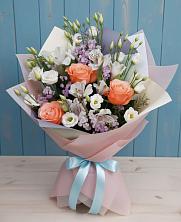 Букет Утренняя свежесть в Крестцах Букет цветов из:  Лизиантусы, Розы, Альстромерии и Гипсофила в Крестцах