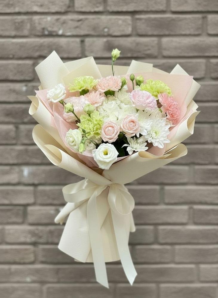 Букет цветов из: Гвоздики, Розы, Лизиантусы и Хризантемы в Крестцах