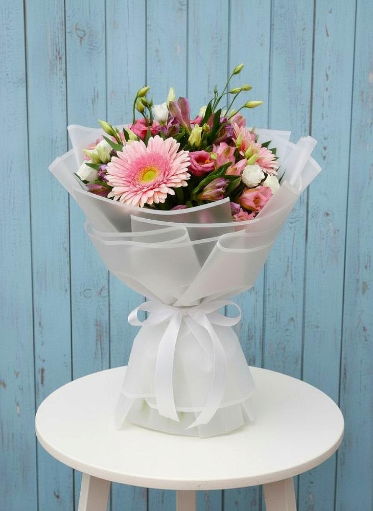 Букет цветов из: Герберы, Альстромерии и Лизиантусы в Крестцах