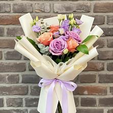Букет цветочные ноты в Крестцах Букет цветов из:  Лизиантусы и Розы в Крестцах