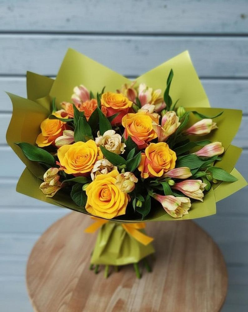 Букет цветов из: Альстромерии и Розы в Крестцах