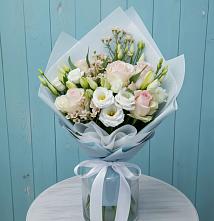 Букет цветов из:  Розы и Лизиантусы в Крестцах