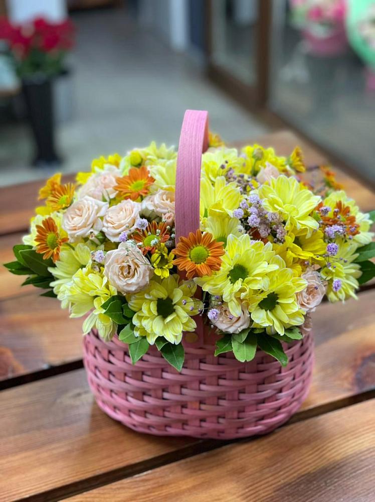 Цветочная композиция из Хризантемы и Розы в корзине в Крестцах