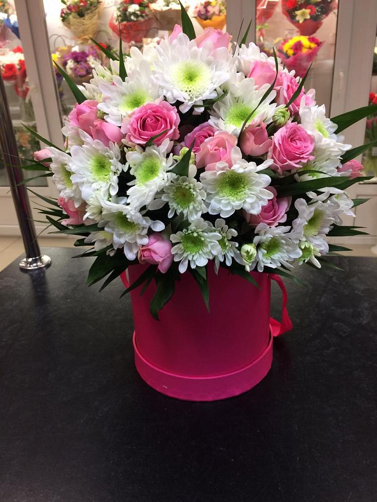 Цветочная композиция из Розы и Хризантемы в шляпной коробке в Крестцах