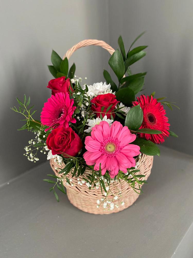 Цветочная композиция из Розы, Хризантемы и Герберы в корзине в Крестцах