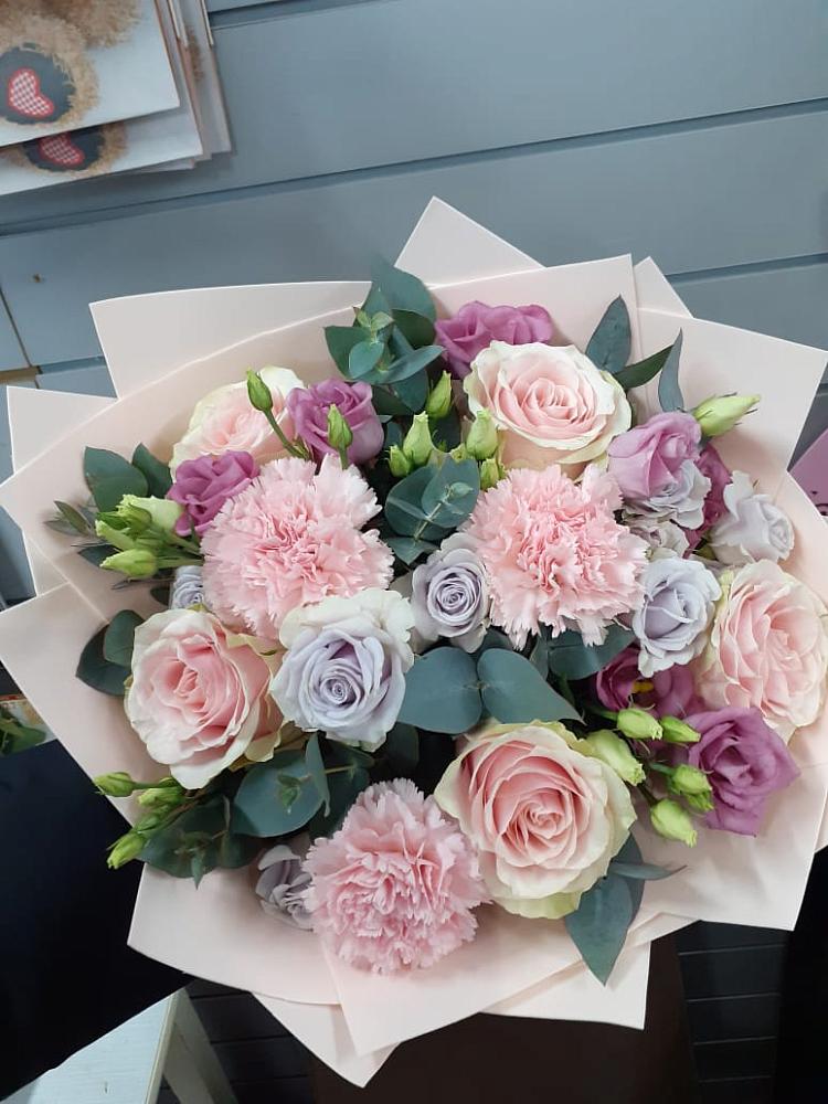 Букет цветов из: Розы, Гвоздики и Лизиантусы в Крестцах