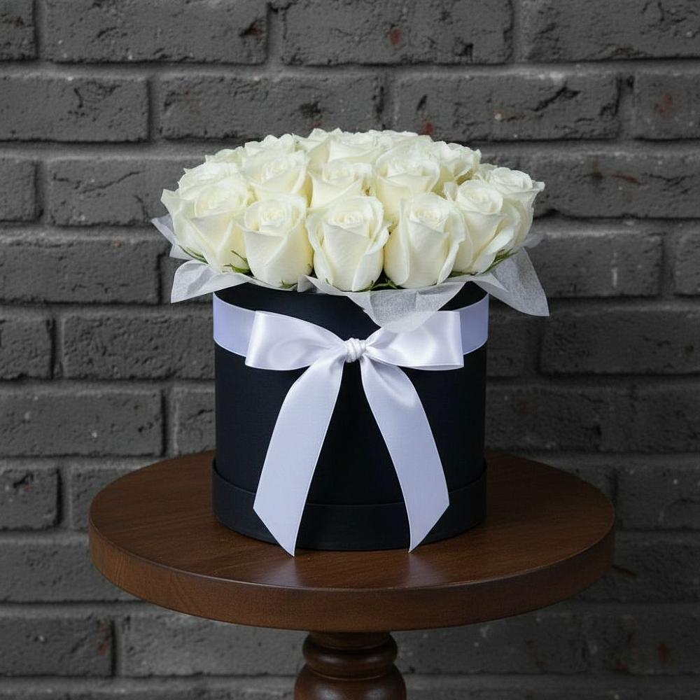 Цветочная композиция из Розы в шляпной коробке в Крестцах