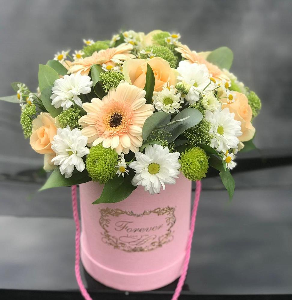 Цветочная композиция из Розы, Герберы и Хризантемы в шляпной коробке в Крестцах