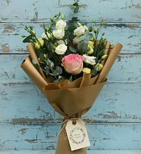Букет цветов из:  Розы и Лизиантусы в Крестцах