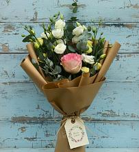 Букет нежный привет в Крестцах Букет цветов из:  Розы и Лизиантусы в Крестцах