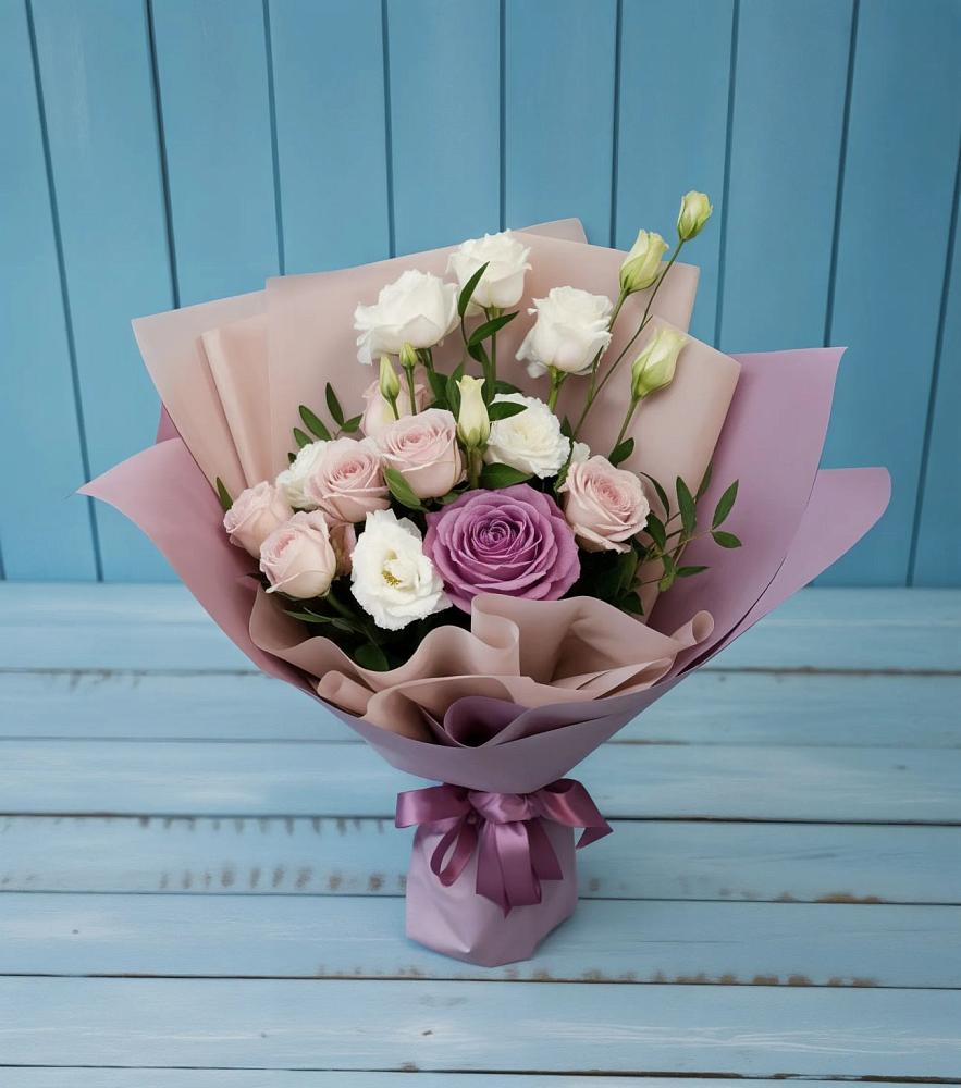 Букет цветов из: Розы и Лизиантусы в Крестцах